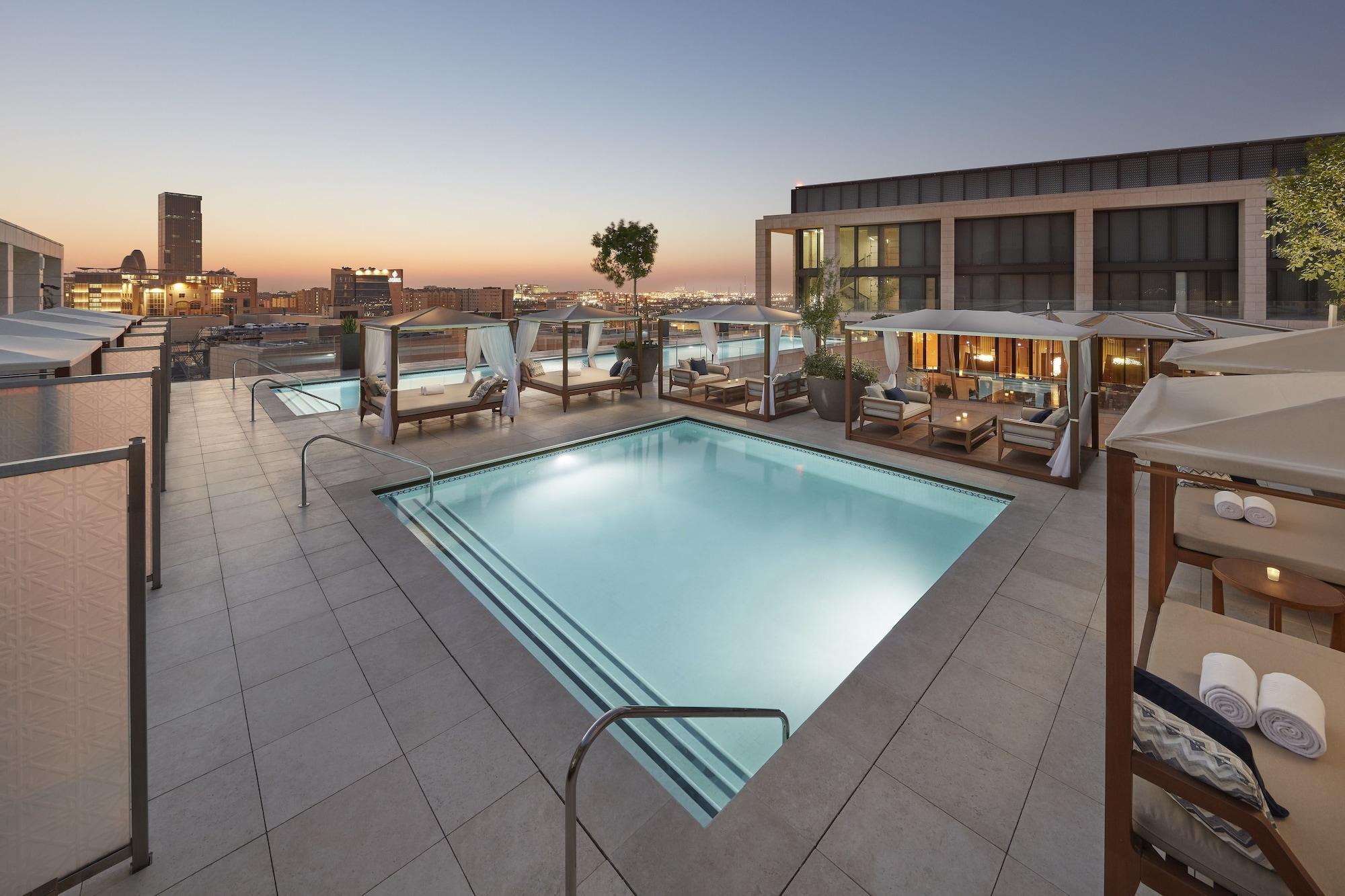 แมนดาริน โอเรียนเต็ล โดฮา Hotel ภายนอก รูปภาพ The rooftop pool at the Four Seasons Hotel